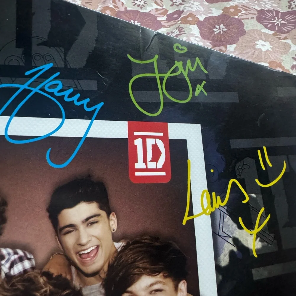 One Direction RARE 2013 Autographed portfolio